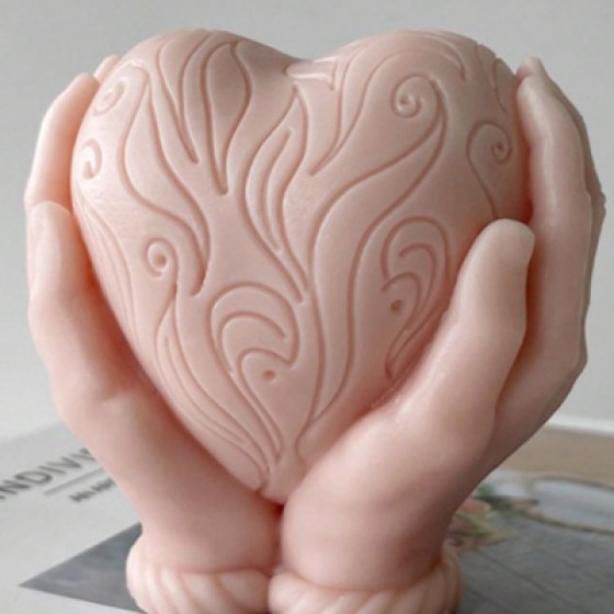 Silikonski kalup za svijeće - srce u rukama