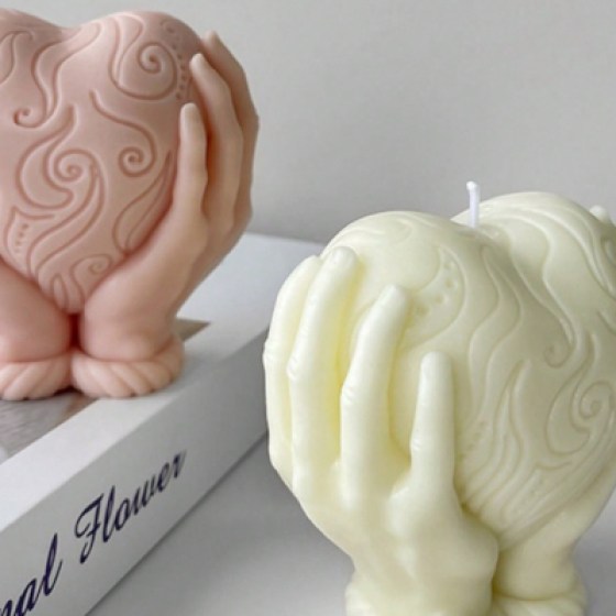 Silikonski kalup za svijeće - srce u rukama